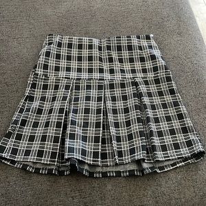 NWOT Juniors plaid pleated skirt size medium.